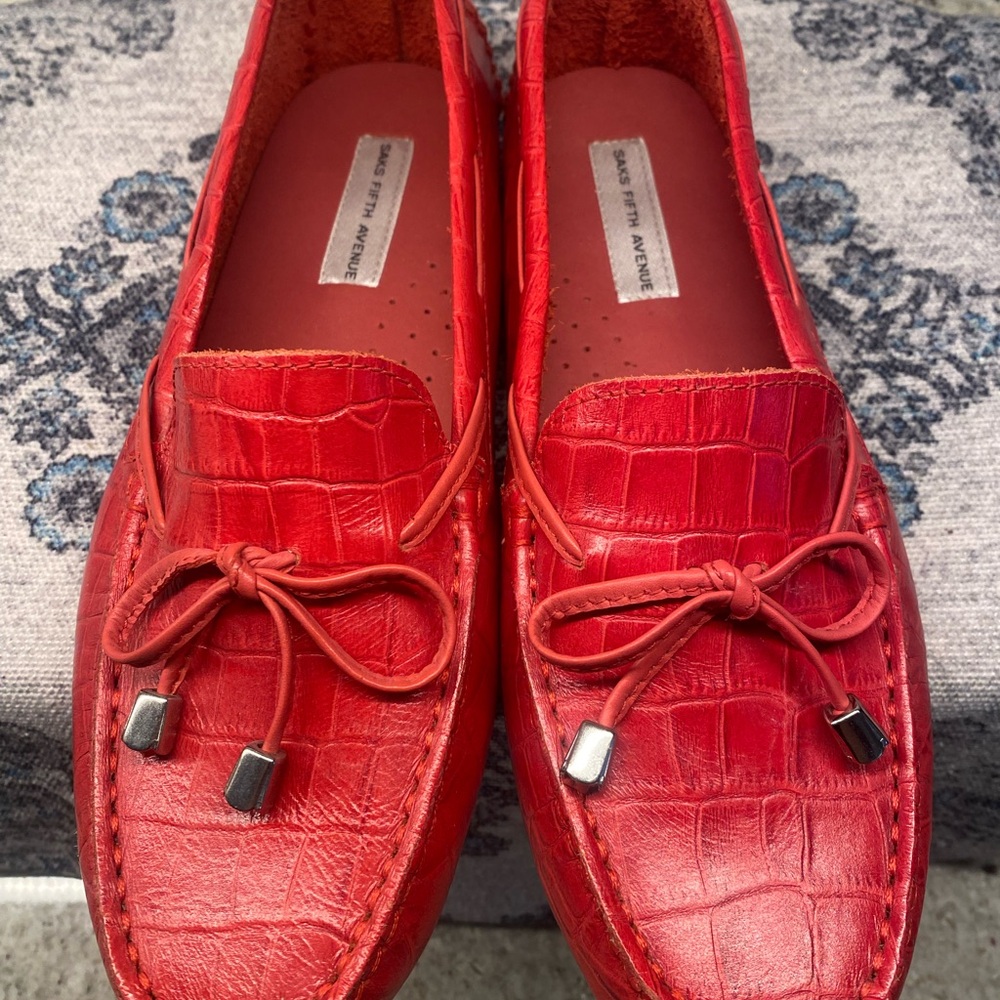 Women’s Saks Fifth Avenue moccasins/driving loafers. Sleek and Classic.